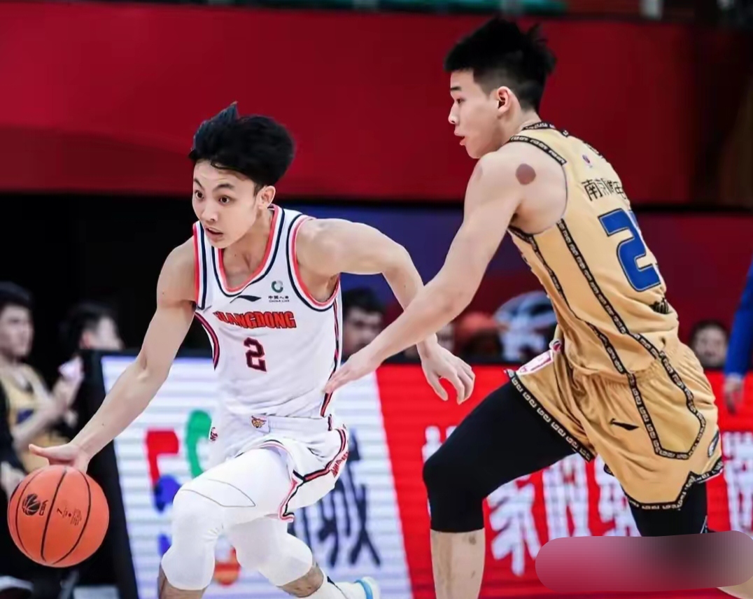 广东宏远队大胜新疆男篮，领先一步