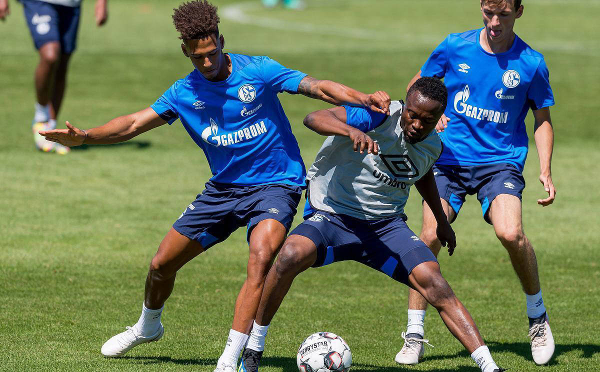 关于沙尔克队战胜对手,保持不败纪录的信息 关于沙尔克队战胜对手,保持不败纪录的信息