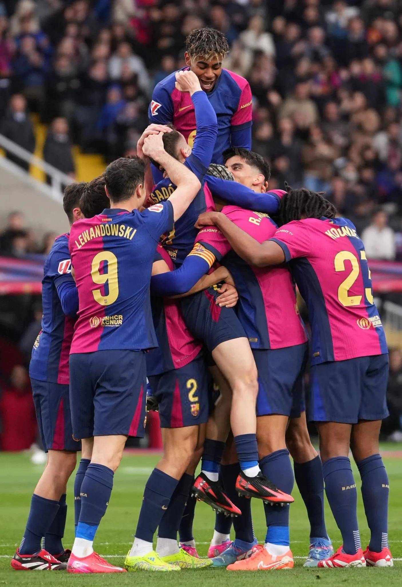 关于曼联主场告捷，前四席位争夺形势越发激烈的信息