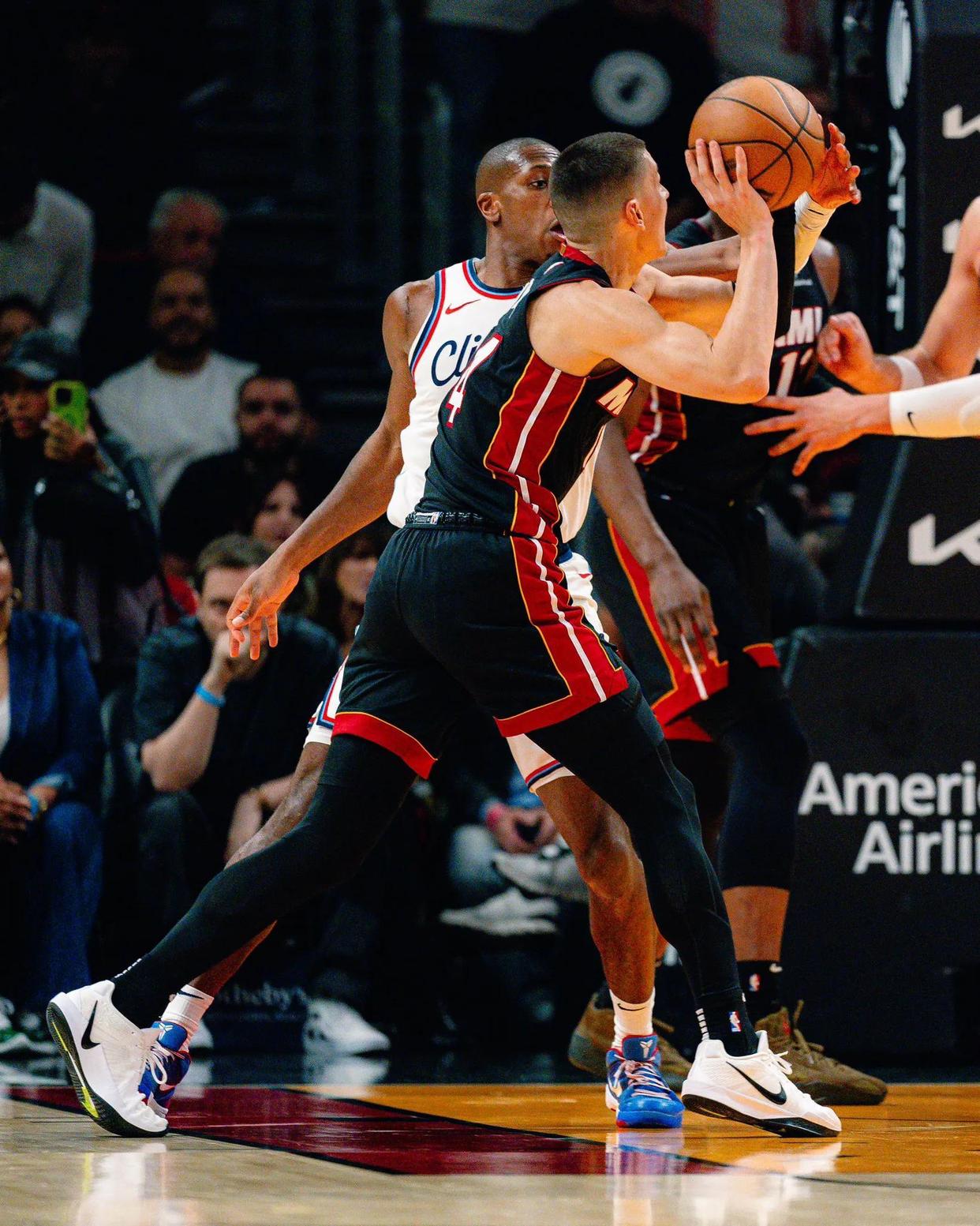 黄蜂主场逆转马刺，拉夫分砍下反杀一战的简单介绍