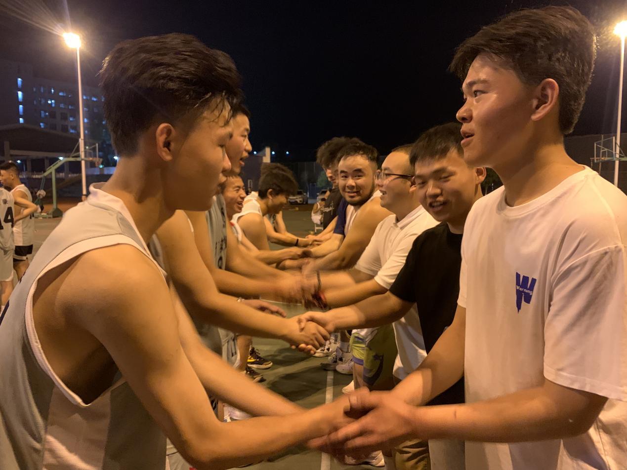 精彩对决，场上观战热情高涨，胜者赢在关键时刻的简单介绍