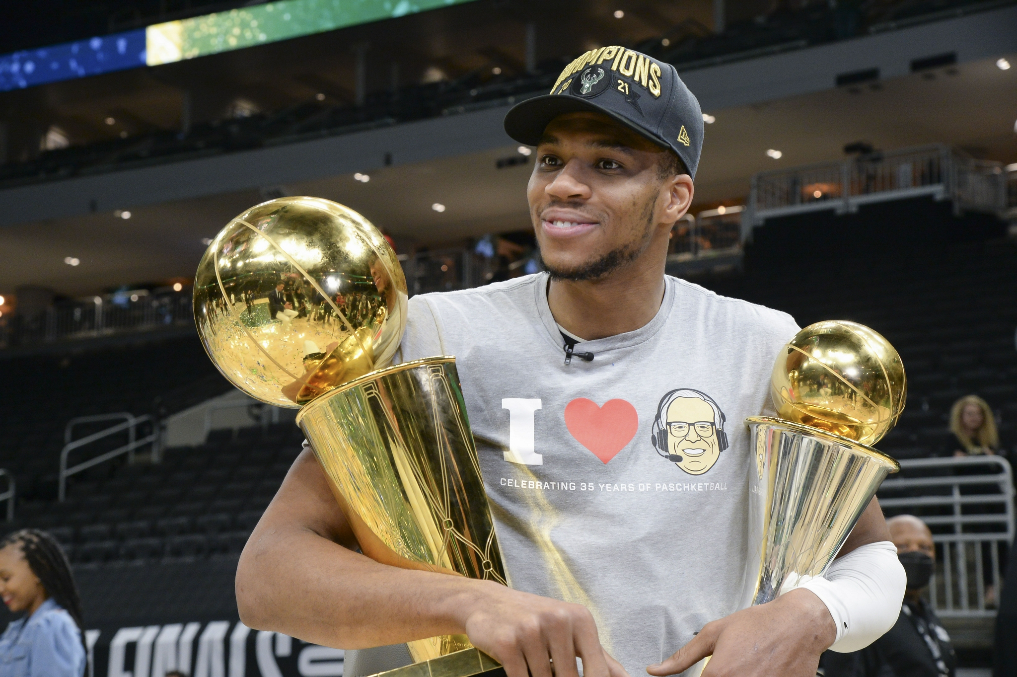 火箭队成功逆袭开拓者,西部半决赛得分领先 火箭队成功逆袭开拓者,西部半决赛得分领先