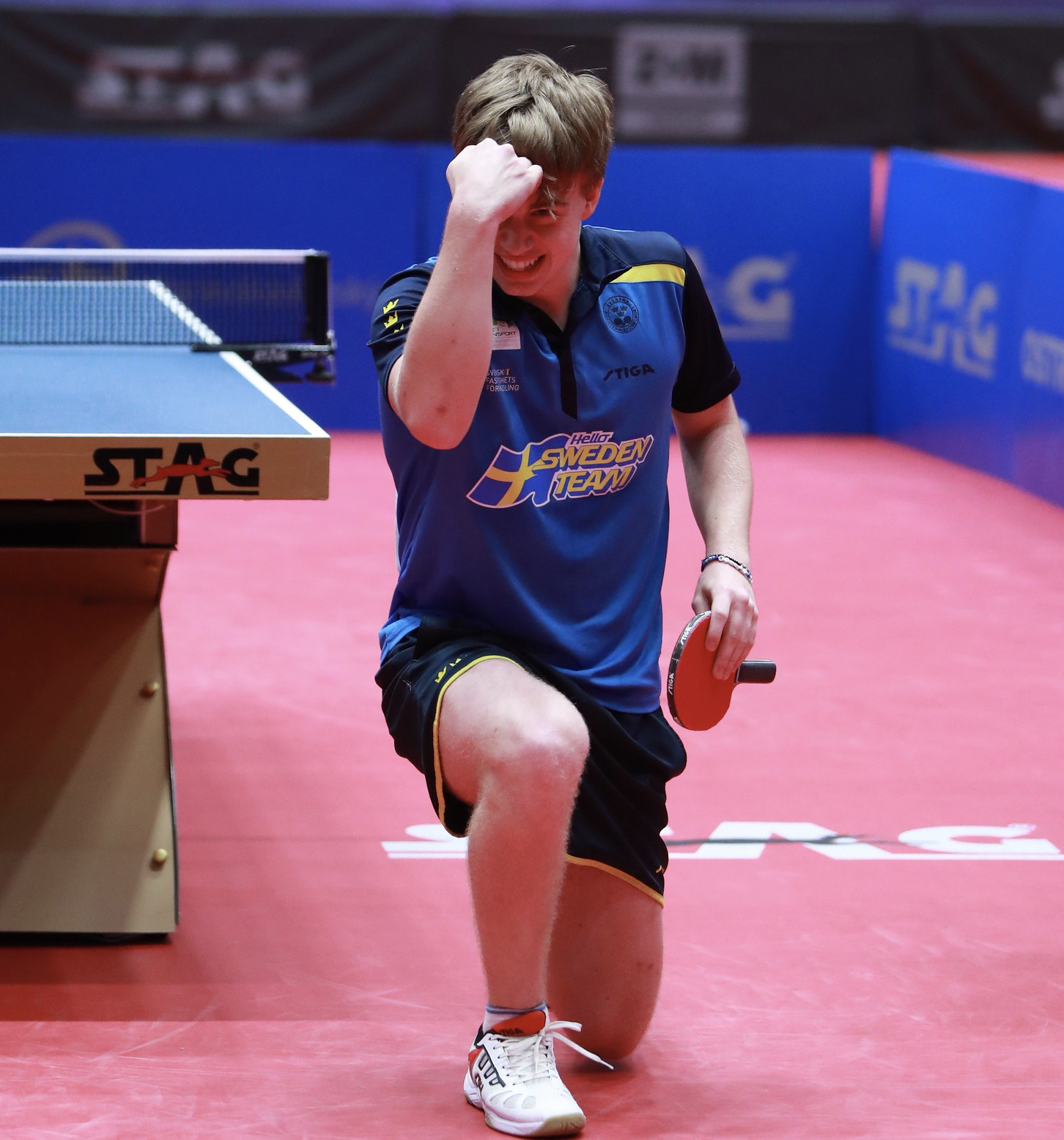 包含斯图加特临危受命，球员心有不甘努力拼搏的词条