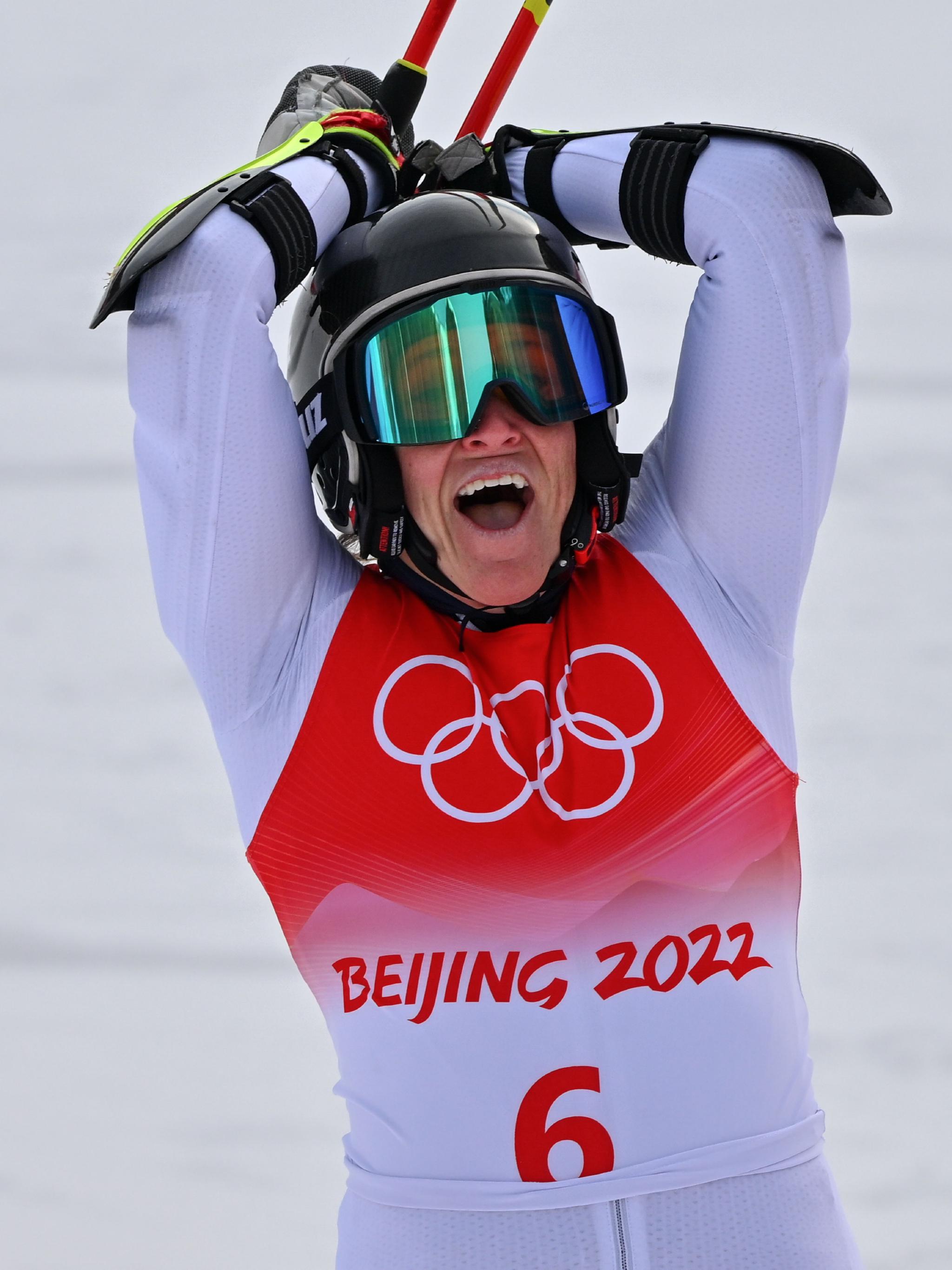 瑞士滑雪选手在大回转项目中斩获金牌