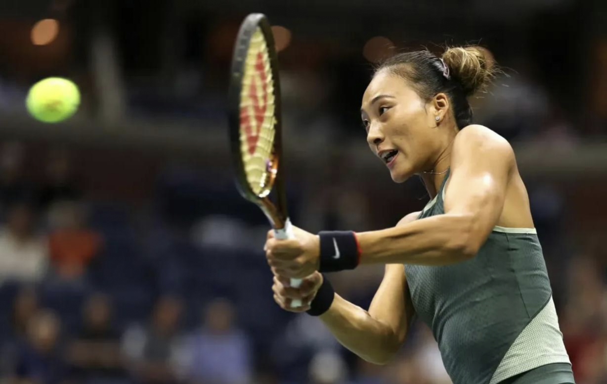 包含激烈较量：女子足球运动员奋力拼搏争胜的词条