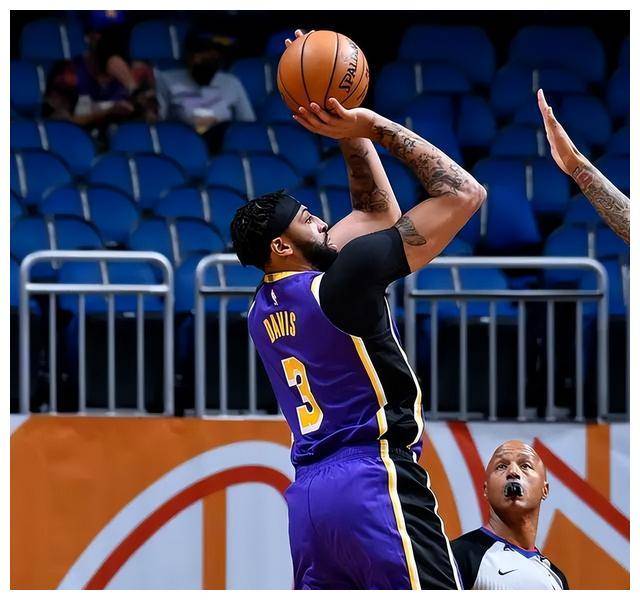 美国篮球巨星频频受伤,球队面临新挑战 美国篮球巨星频频受伤,球队面临新挑战