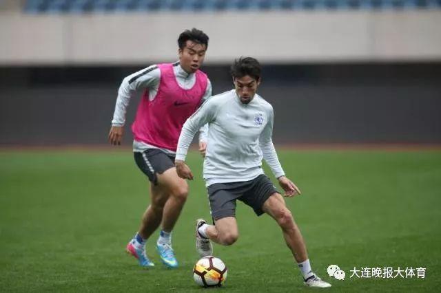 大连一方主场击败河南建业，主场优势明显