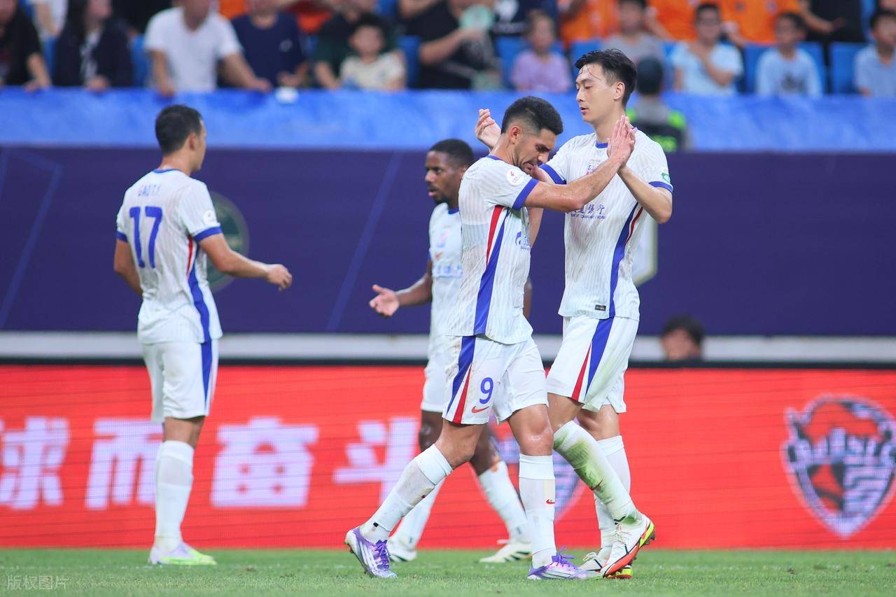 上海申花中场组织稳定，传球成功率高达%的简单介绍