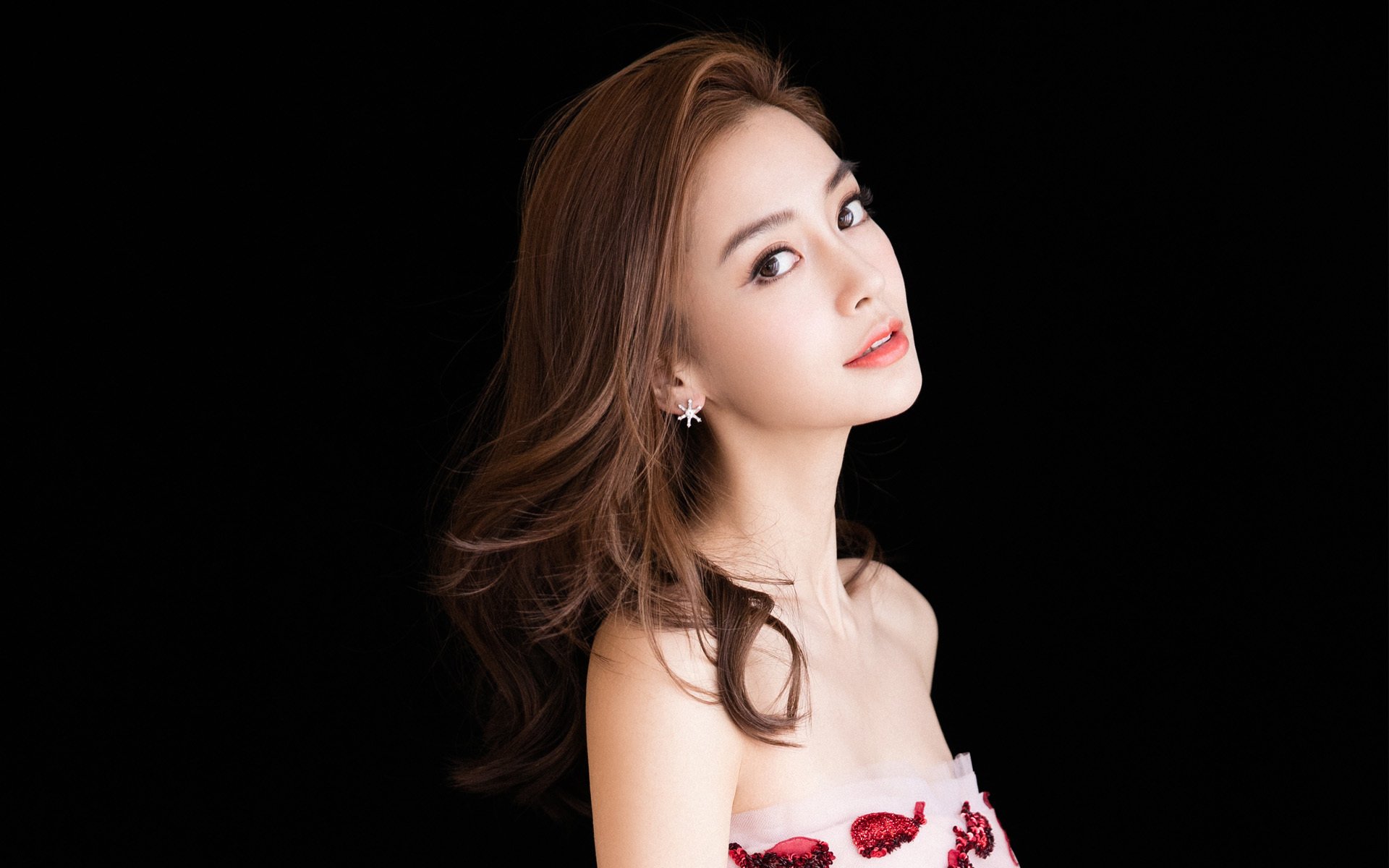 克瓦拉茨赫利亚防守端锁死对手，奥地利力克威尔士取关键胜利