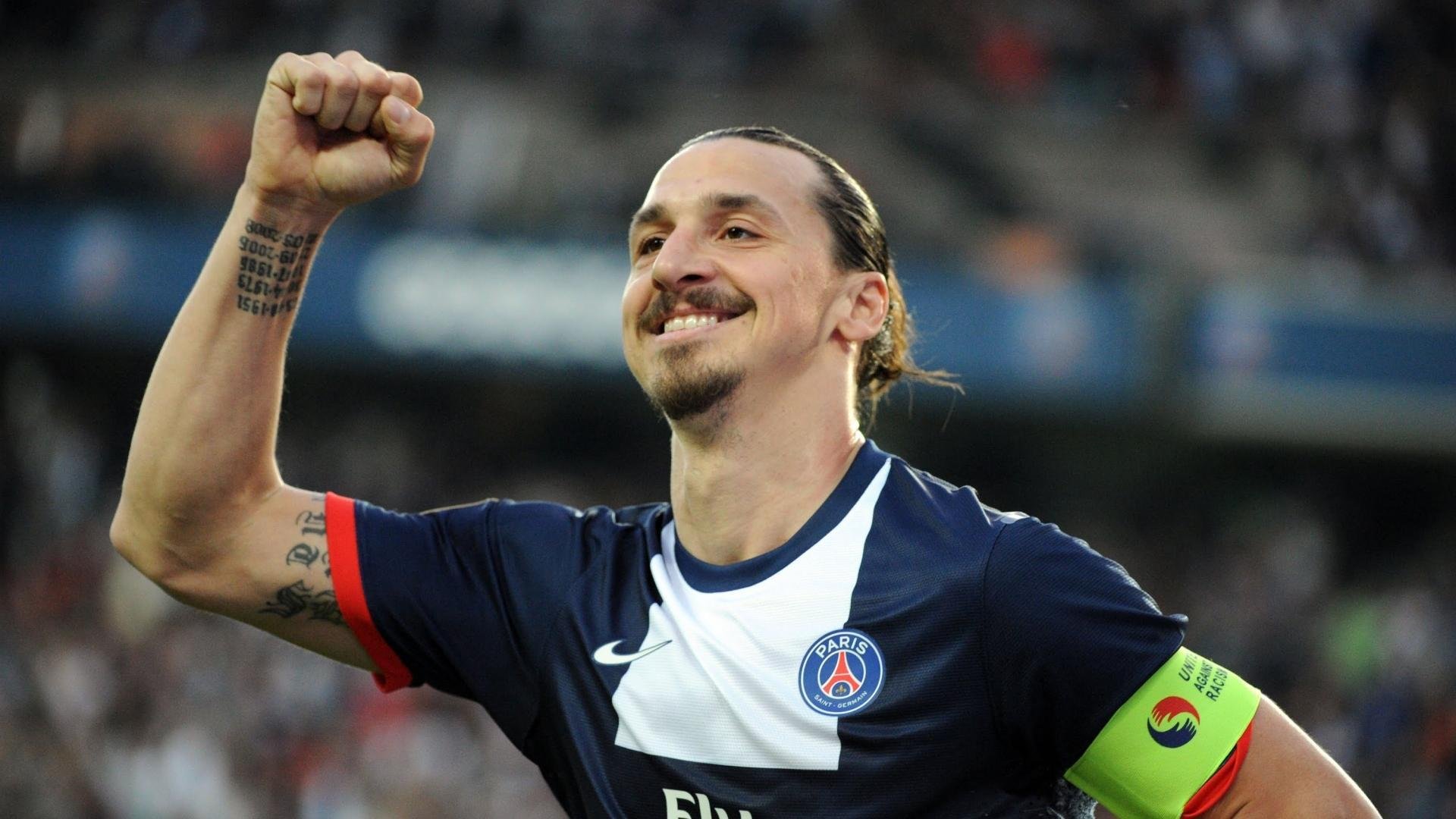 绿茵与沙漠，当足球的激情碰撞地缘政治的冷霜