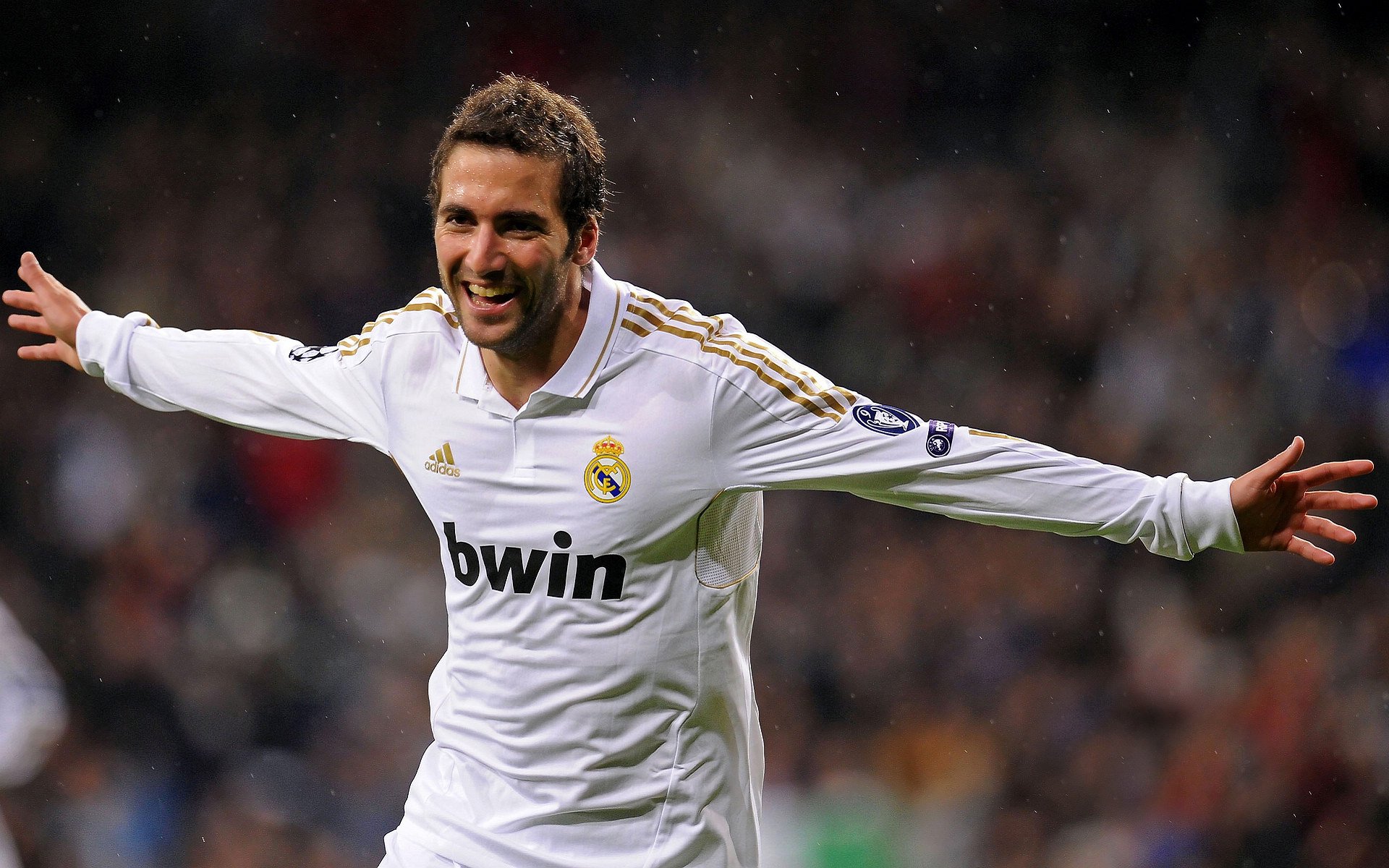 欧冠半决赛焦点战，波兰全面压制阿尔及利亚，展现欧洲足球统治力